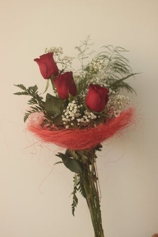 3 Red Roses in jute nest